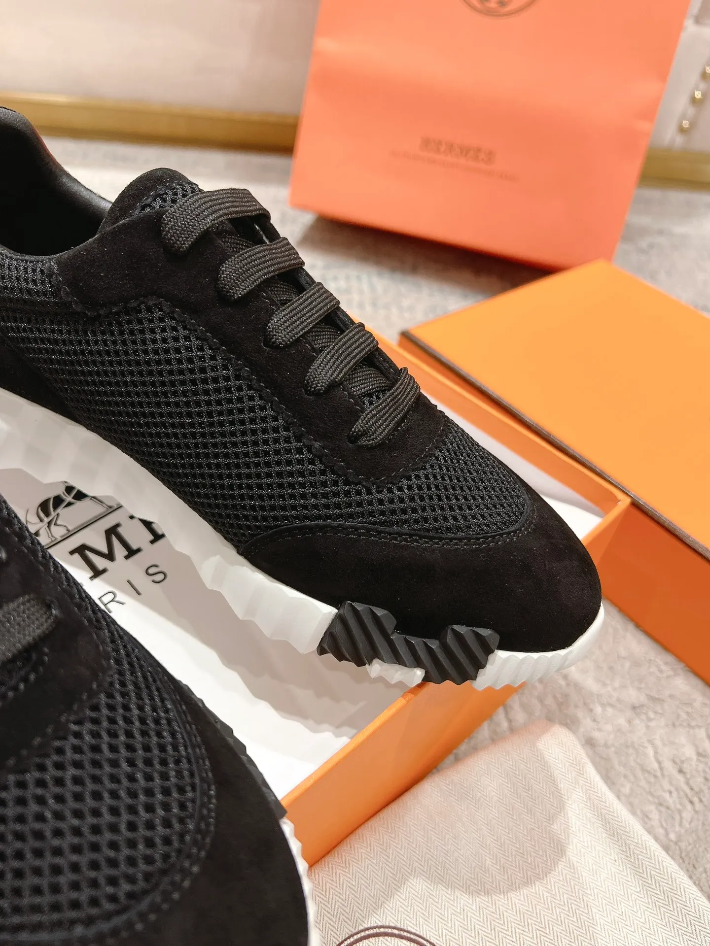 👟👟Ex-factory price 640👟👟 ‼ ️Top version 2024ss Hermès/Hermès new arrival in early autumn, casual shoes for couples👟Color-blocking design MM style, advanced fashion, simple and advanced, casual matching, very light and comfortable on the feet 🔘Upper: suede/cowhide 🔘Inner: sheepskin 🔘Outsole: original PU foam molding outsole 🔘Number of sizes: Women’s size 35-42 (40.41.42, custom made, non-refundable) Men’s size 39-46 (45.46, custom made, non-refundable) 🎁Original exquisite packaging